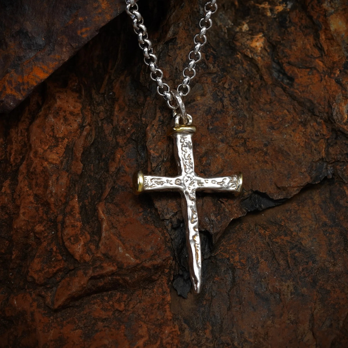 Kreuz-Anhänger für Herren aus 925er Silber mit goldfarbenen Akzenten – Boho- und rustikales Design | Art Diva