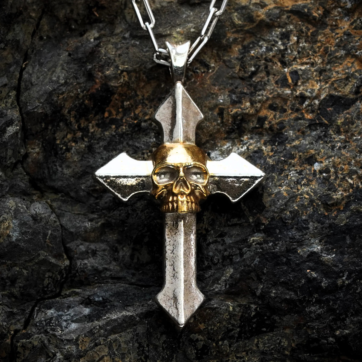 „Memento Mori“-Kreuzanhänger für Herren aus 925er Silber mit goldfarbenen Akzenten – Symbol für Stärke und Achtsamkeit, Skulpturenschmuck im Boho- und rustikalen Stil | Art Diva
