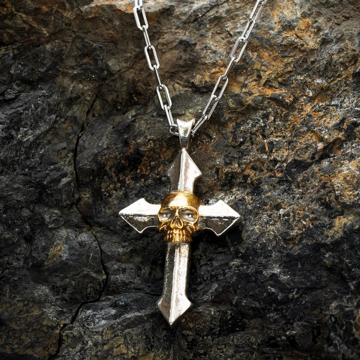 „Memento Mori“-Kreuzanhänger für Herren aus 925er Silber mit goldfarbenen Akzenten – Symbol für Stärke und Achtsamkeit, Skulpturenschmuck im Boho- und rustikalen Stil | Art Diva