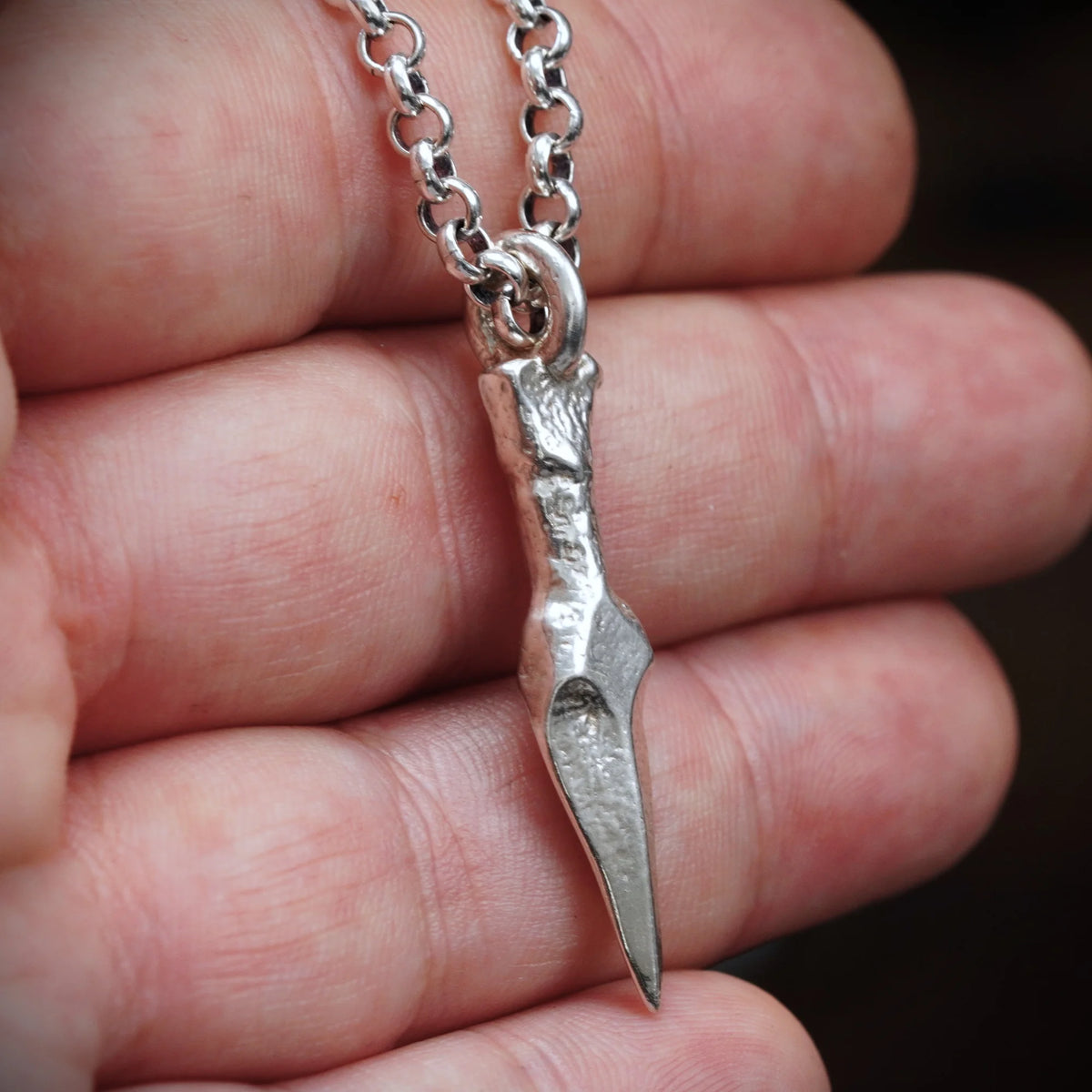 Dolch-Anhänger aus 925er Silber – handgefertigter Herren-Talisman für Stärke im rustikalen Boho-Stil | Art Diva