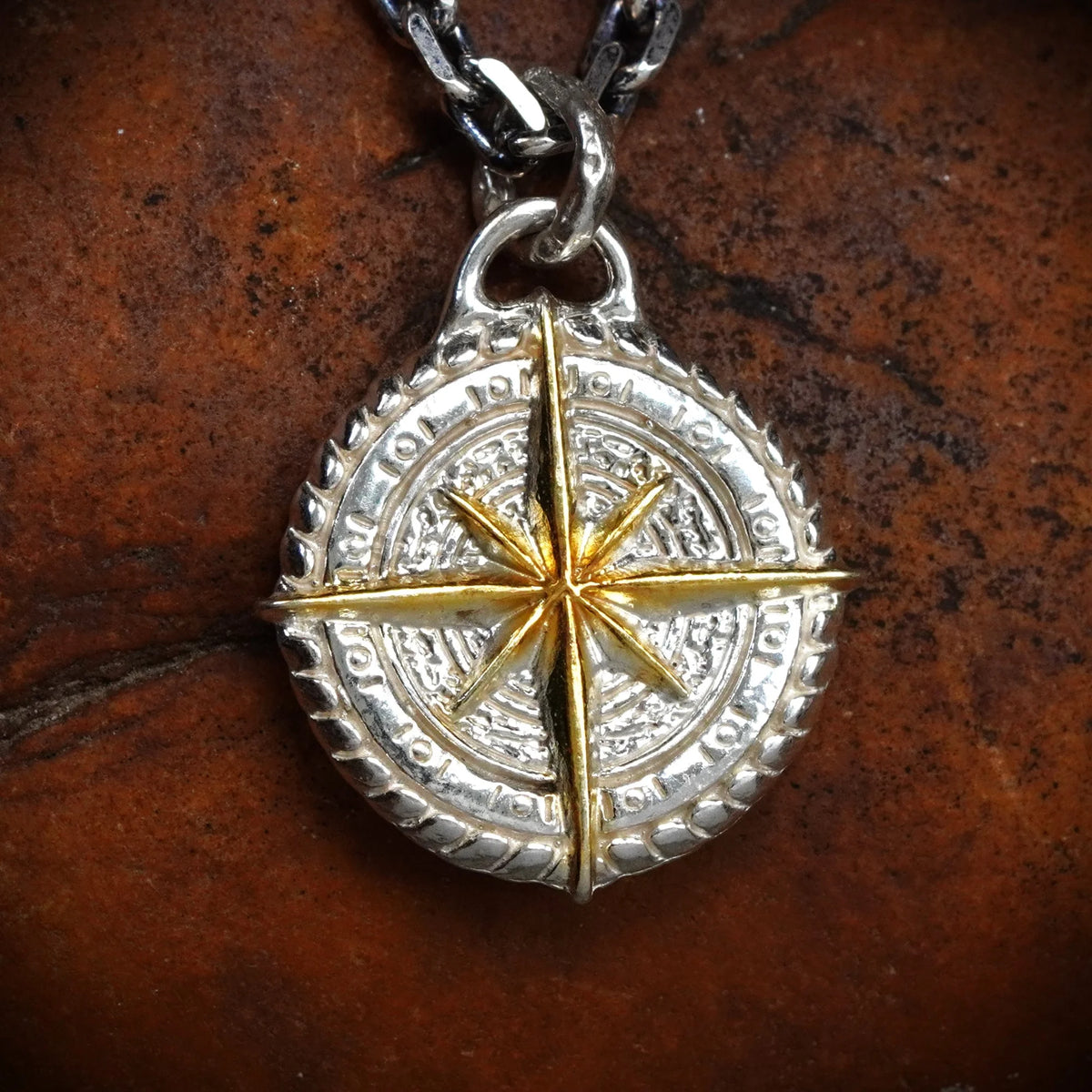 „Kompass“-Anhänger aus 925er Silber mit goldenen Akzenten – handpolierter Talisman für Orientierung, Schutz und innere Stärke, skulpturaler Schmuck im Boho-Rustik-Stil | Art Diva