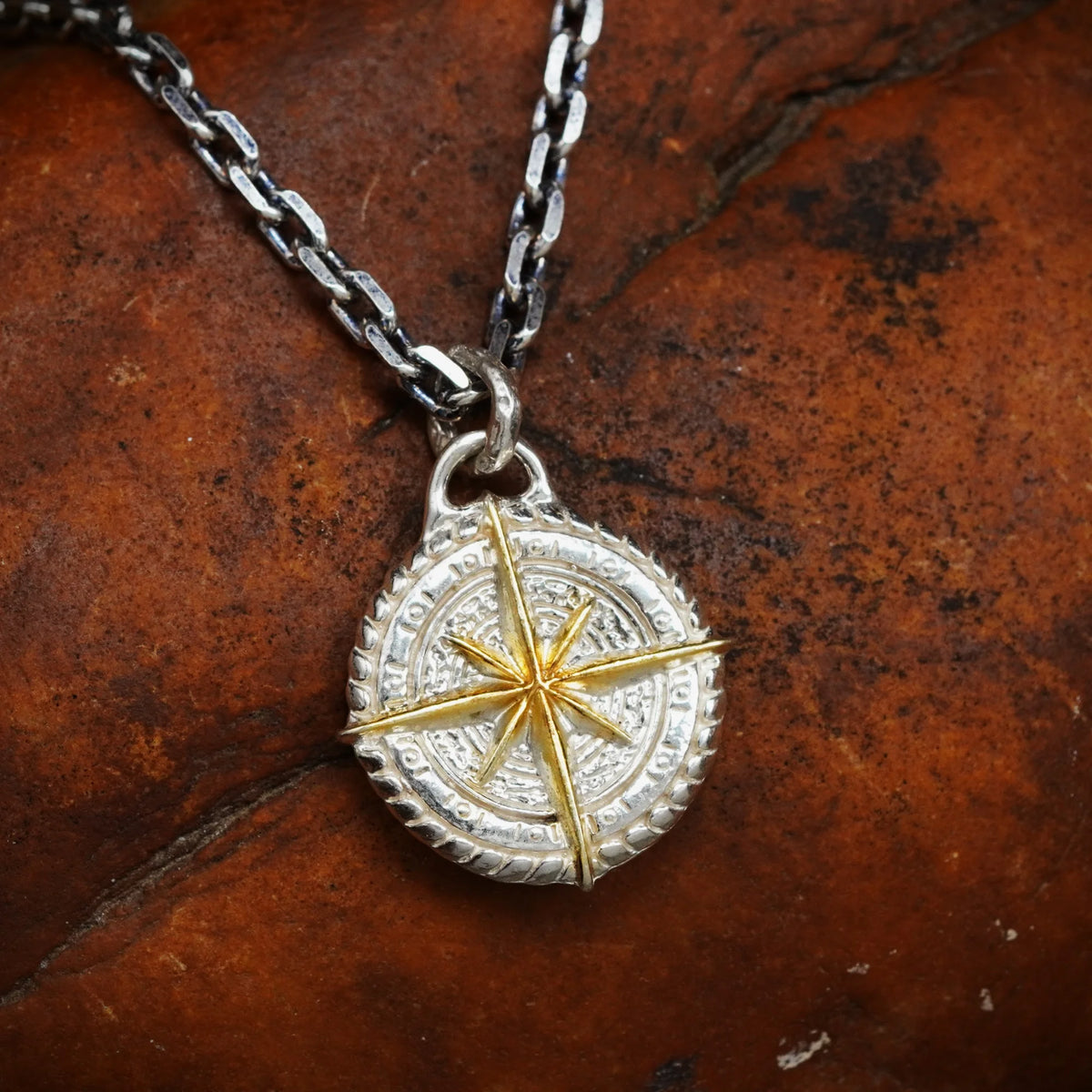 „Kompass“-Anhänger aus 925er Silber mit goldenen Akzenten – handpolierter Talisman für Orientierung, Schutz und innere Stärke, skulpturaler Schmuck im Boho-Rustik-Stil | Art Diva