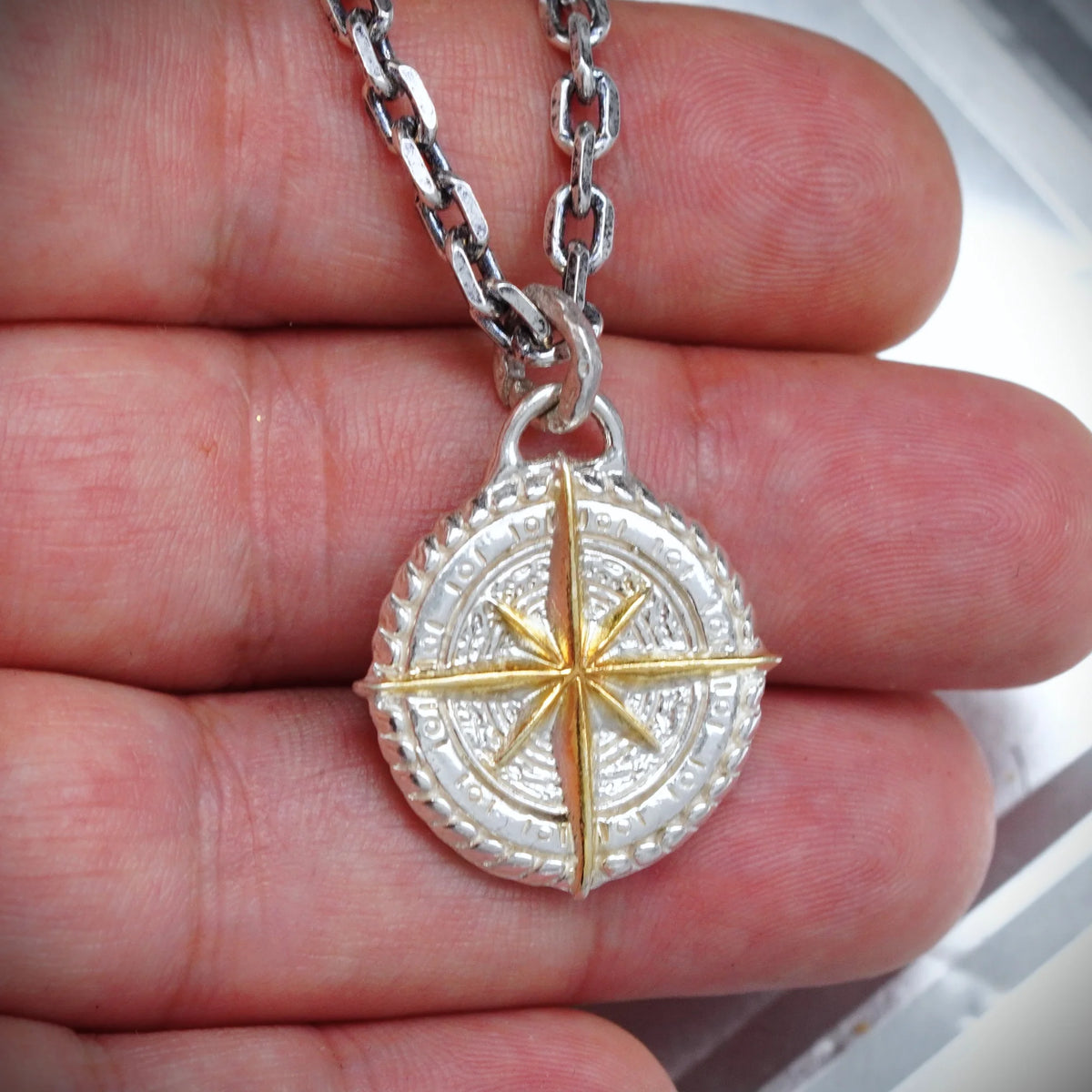 „Kompass“-Anhänger aus 925er Silber mit goldenen Akzenten – handpolierter Talisman für Orientierung, Schutz und innere Stärke, skulpturaler Schmuck im Boho-Rustik-Stil | Art Diva