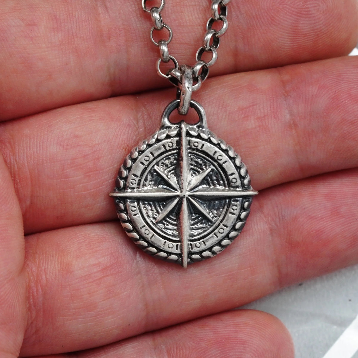 „Kompass“-Anhänger aus 925er Silber – Talisman für Orientierung, Schutz und innere Stärke, skulpturaler Schmuck im Boho-Rustik-Stil | Art Diva