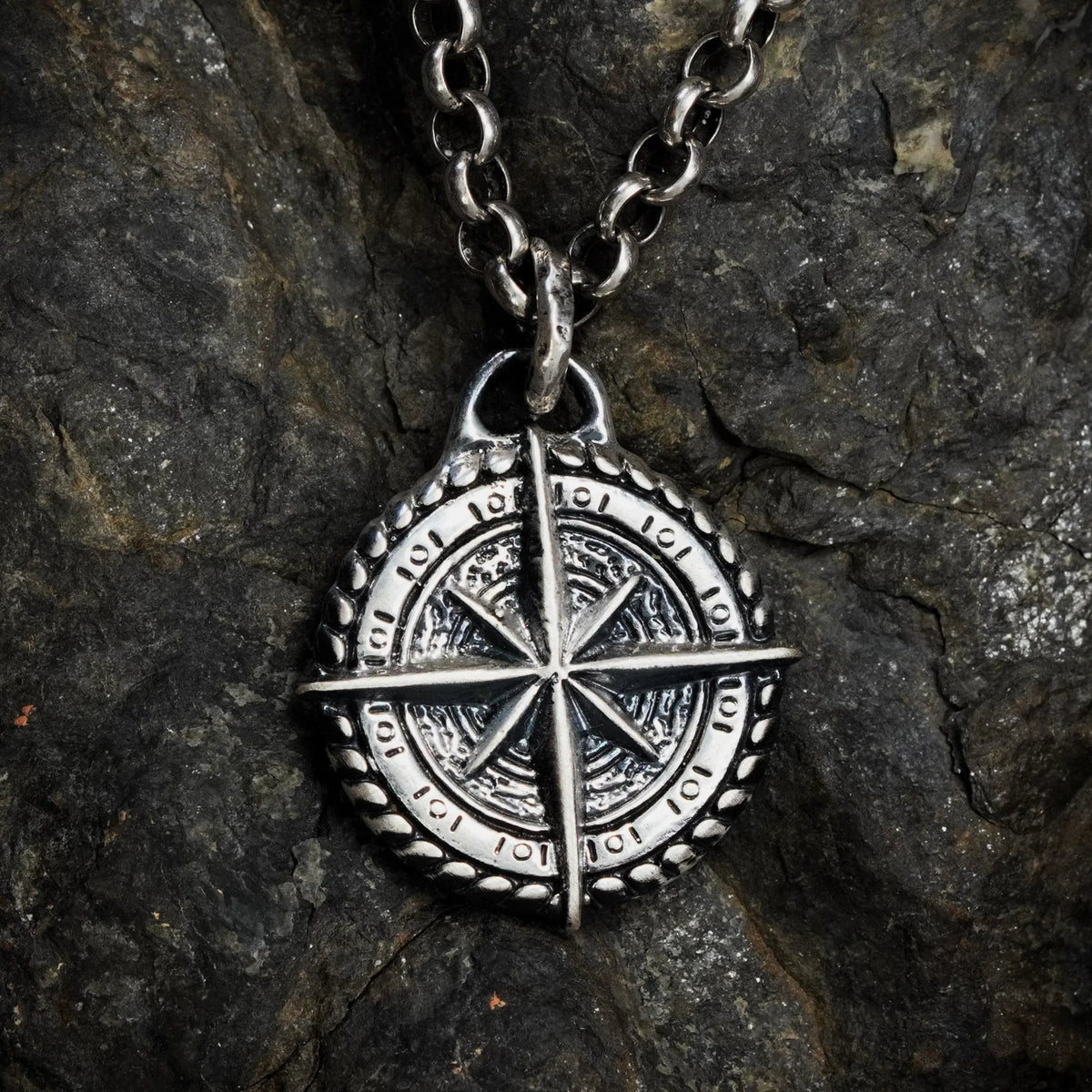 „Kompass“-Anhänger aus 925er Silber – Talisman für Orientierung, Schutz und innere Stärke, skulpturaler Schmuck im Boho-Rustik-Stil | Art Diva