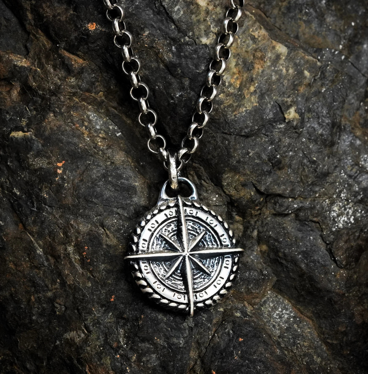 „Kompass“-Anhänger aus 925er Silber – Talisman für Orientierung, Schutz und innere Stärke, skulpturaler Schmuck im Boho-Rustik-Stil | Art Diva