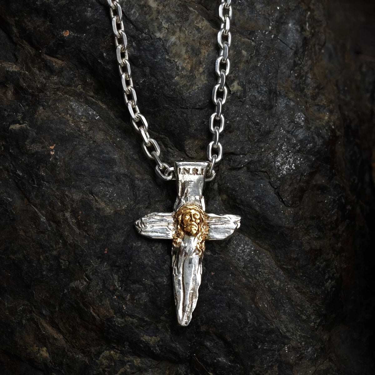 „Jesus Christus“-Anhänger aus 925er Silber mit goldfarbenen Akzenten – handgefertigtes Symbol für Glauben und Schutz, Skulpturenschmuck im Boho- und rustikalen Stil | Art Diva