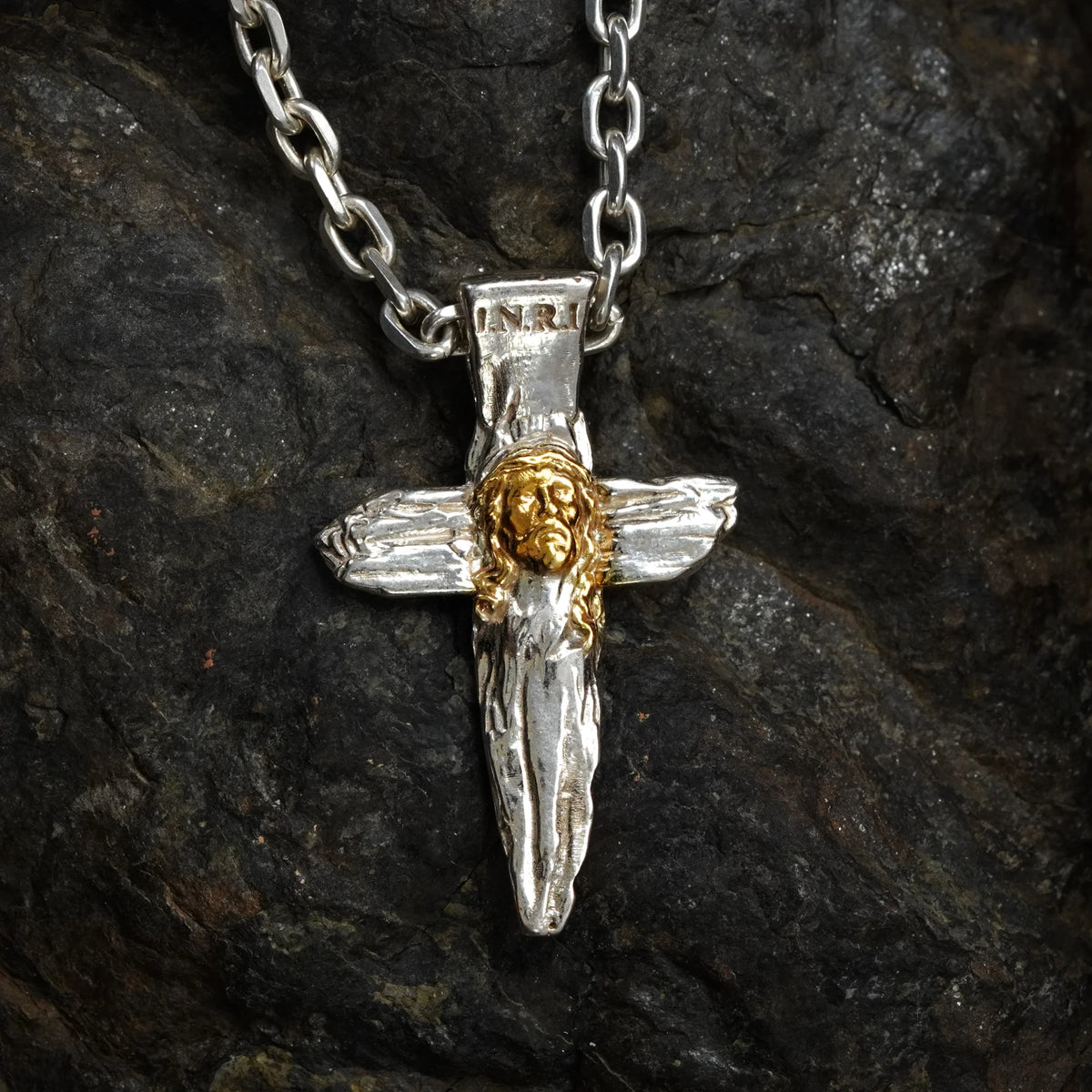 „Jesus Christus“-Anhänger aus 925er Silber mit goldfarbenen Akzenten – handgefertigtes Symbol für Glauben und Schutz, Skulpturenschmuck im Boho- und rustikalen Stil | Art Diva