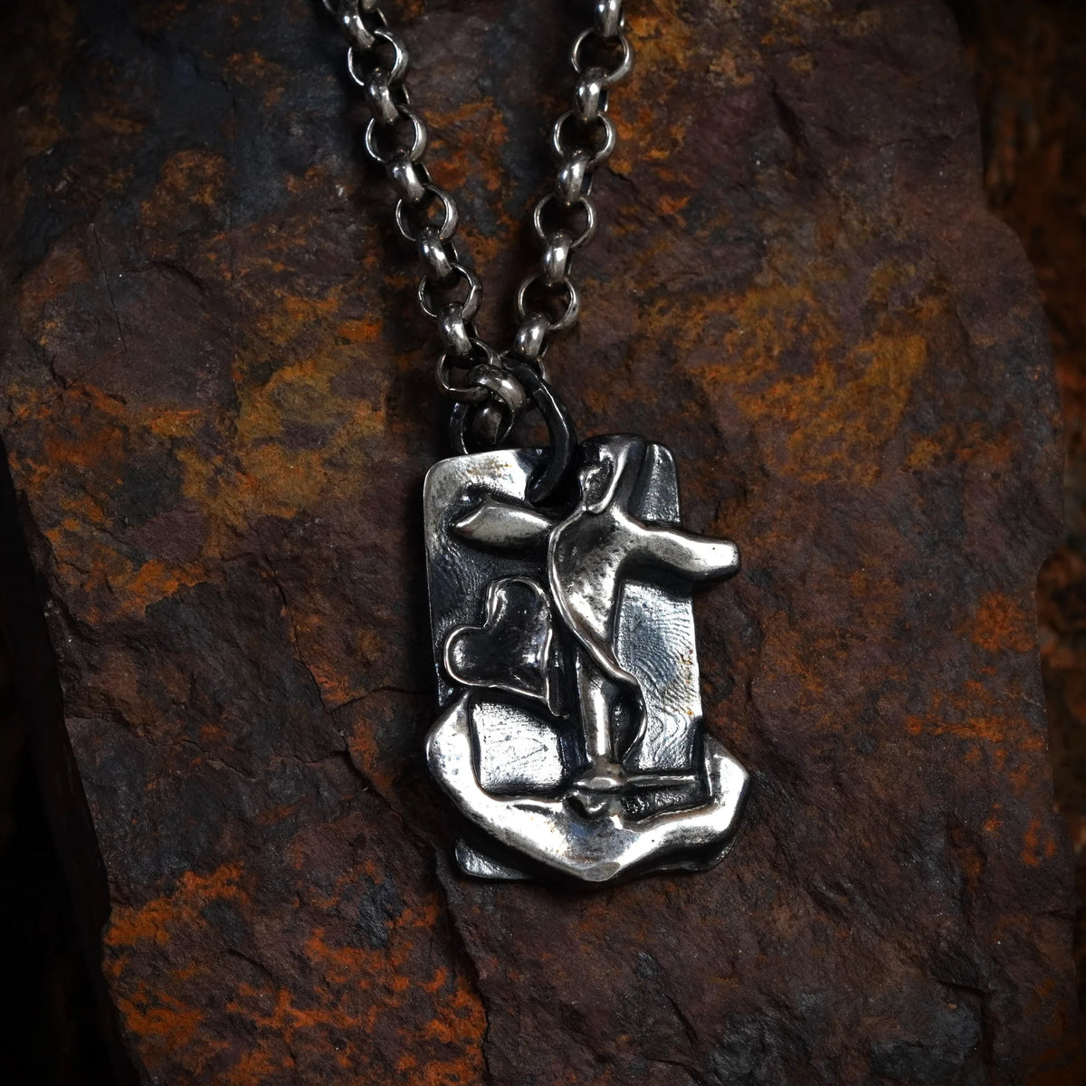 „Glaube, Hoffnung und Liebe“-Anhänger für Herren aus 925er Silber – handgefertigter Skulpturenschmuck im Boho- und rustikalen Stil | Art Diva