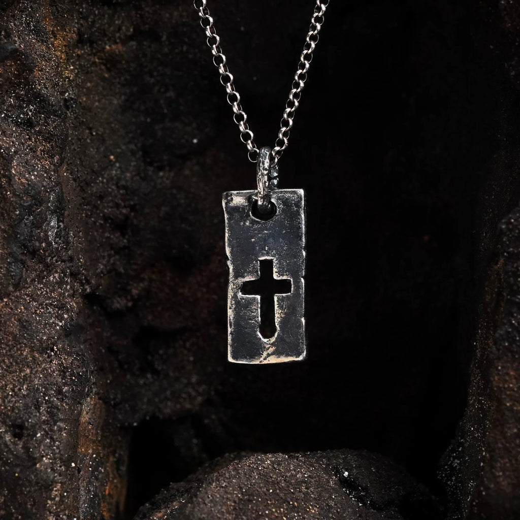 „Plakette mit Kreuz“ – Herren-Anhänger aus 925er Silber mit Stärke und Charakter | Art Diva