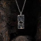 „Plakette mit Kreuz“ – Herren-Anhänger aus 925er Silber mit Stärke und Charakter | Art Diva