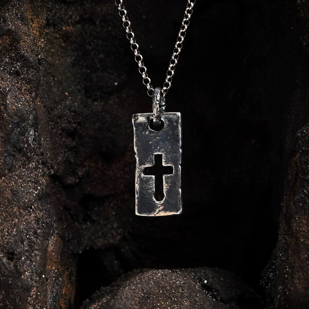 „Plakette mit Kreuz“ – Herren-Anhänger aus 925er Silber mit Stärke und Charakter | Art Diva