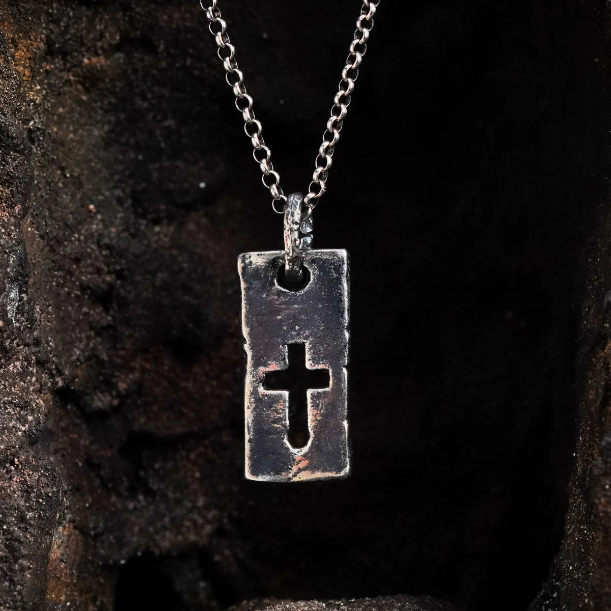 „Plakette mit Kreuz“ – Herren-Anhänger aus 925er Silber mit Stärke und Charakter | Art Diva