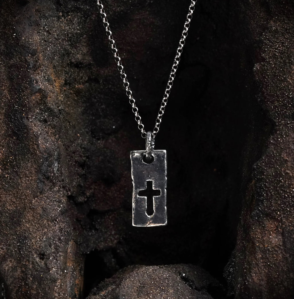 „Plakette mit Kreuz“ – Herren-Anhänger aus 925er Silber mit Stärke und Charakter | Art Diva