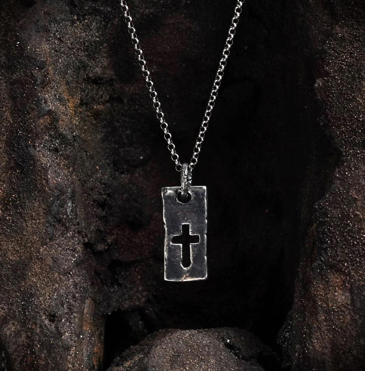 „Plakette mit Kreuz“ – Herren-Anhänger aus 925er Silber mit Stärke und Charakter | Art Diva