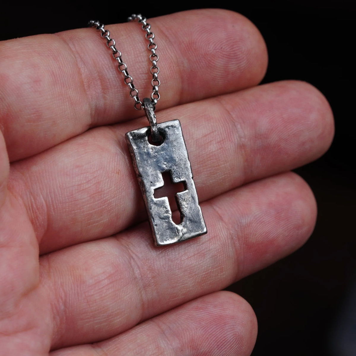 „Plakette mit Kreuz“ – Herren-Anhänger aus 925er Silber mit Stärke und Charakter | Art Diva