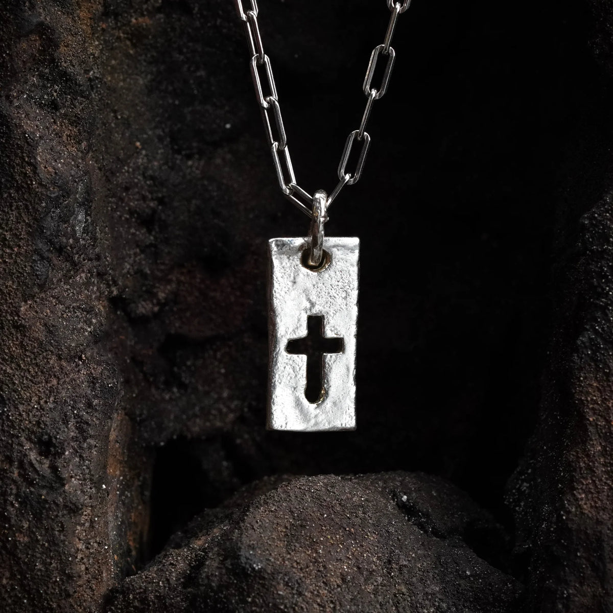 „Kreuz und Stärke“ – handgefertigter Anhänger aus 925er Silber, Talisman für Glauben und männliche Energie, Skulpturenschmuck im Boho- und rustikalen Stil | Art Diva
