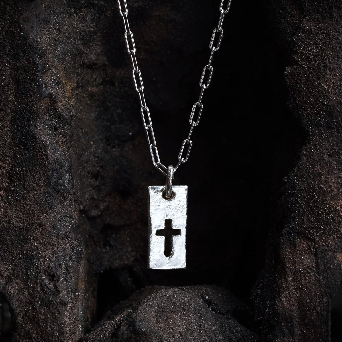 „Kreuz und Stärke“ – handgefertigter Anhänger aus 925er Silber, Talisman für Glauben und männliche Energie, Skulpturenschmuck im Boho- und rustikalen Stil | Art Diva