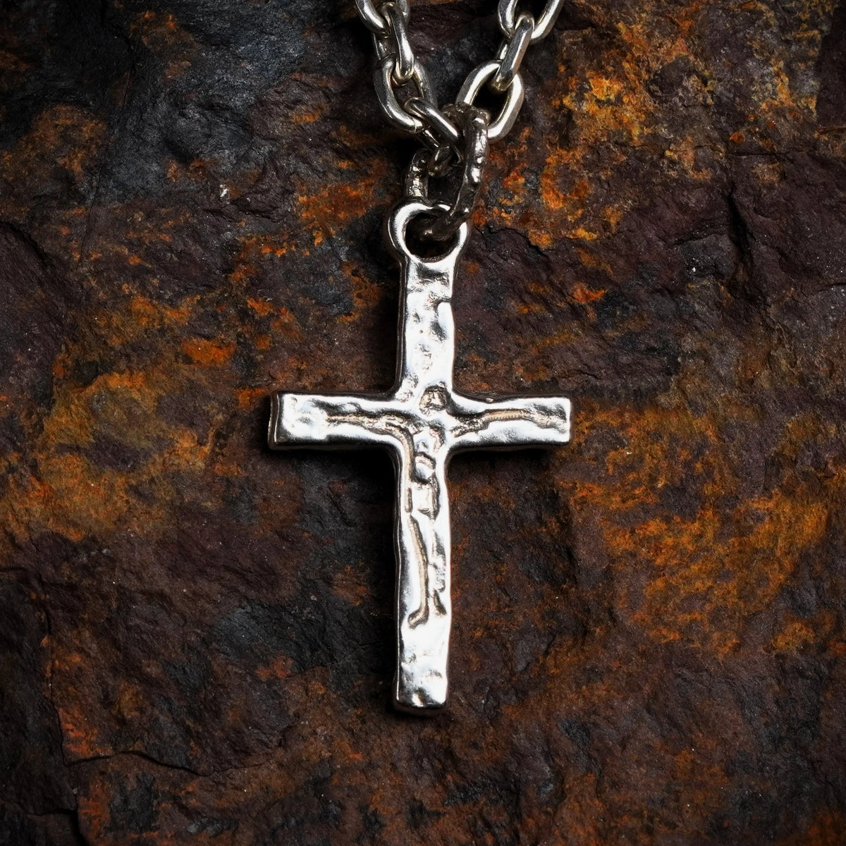 „Kreuzigung“-Kreuzanhänger für Herren mit Jesus-Christus-Relief aus 925er Sterlingsilber – handgefertigt | Art Diva