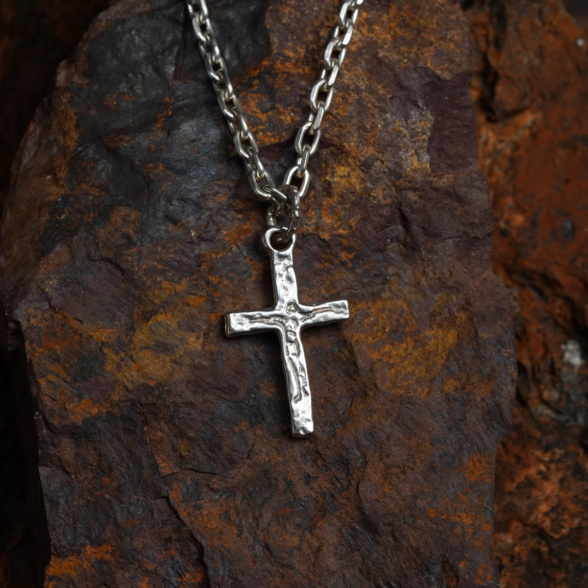 „Kreuzigung“-Kreuzanhänger für Herren mit Jesus-Christus-Relief aus 925er Sterlingsilber – handgefertigt | Art Diva