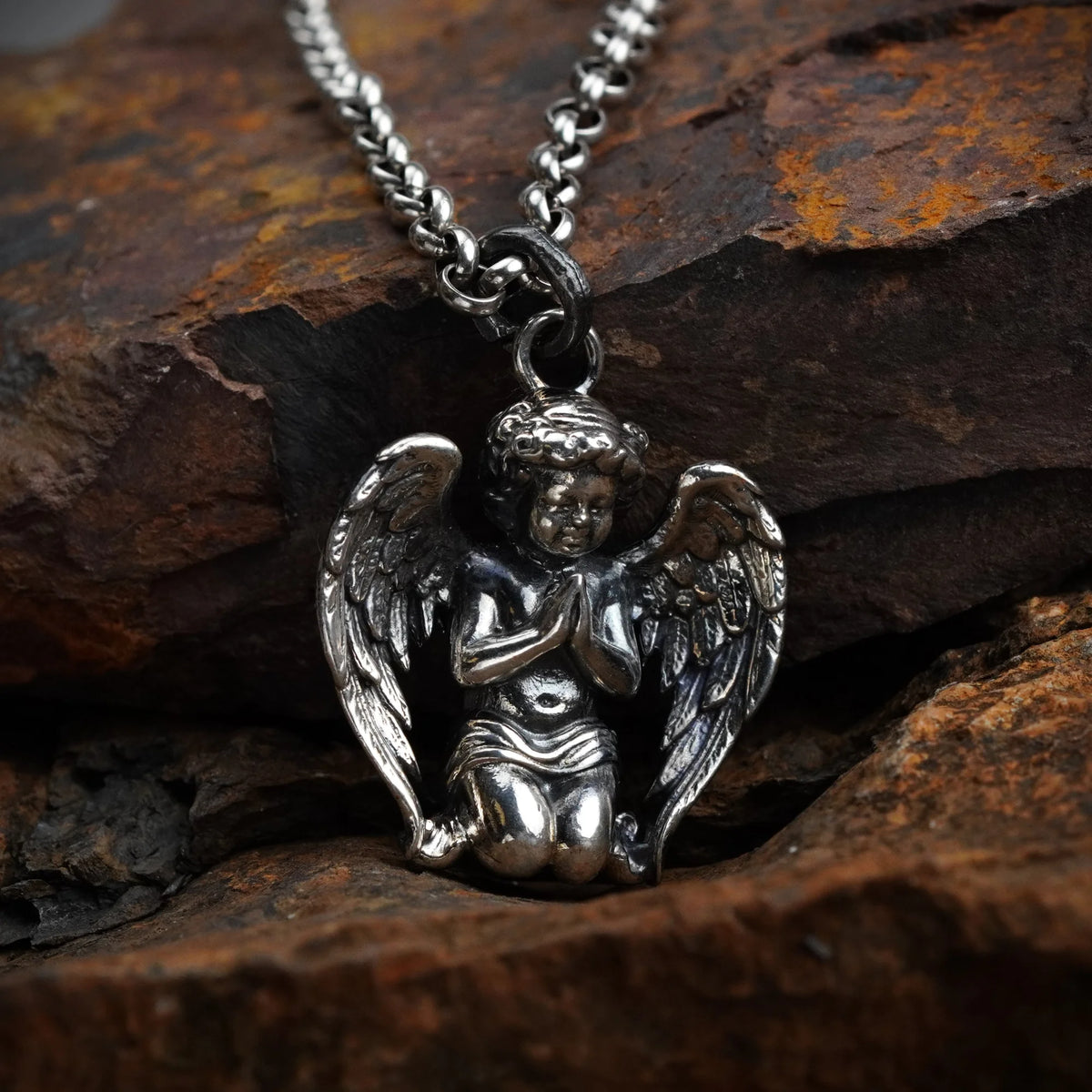 „Betender Engel“-Anhänger aus 925er Silber mit oxidiertem Finish – Talisman für Glauben und Licht, Schutzamulett für inneren Frieden, Skulpturenschmuck im Boho- und rustikalen Stil | Art Diva