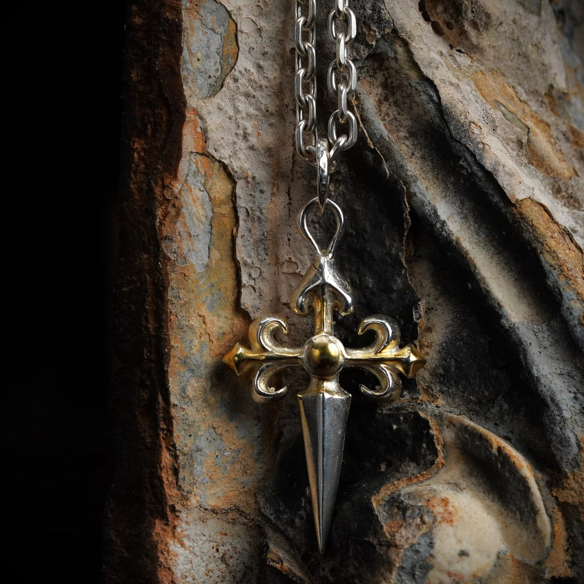 „Ornamentkreuz“-Anhänger aus 925er Silber – handgefertigtes Symbol für spirituelle Stärke und Schutz, Skulpturenschmuck im Boho- und rustikalen Stil | Art Diva