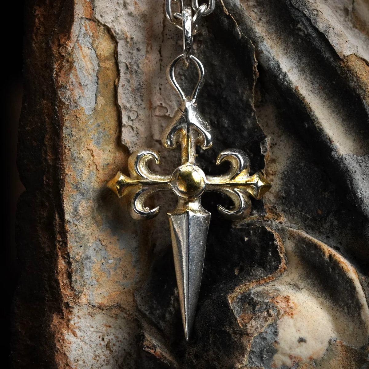 „Ornamentkreuz“-Anhänger aus 925er Silber – handgefertigtes Symbol für spirituelle Stärke und Schutz, Skulpturenschmuck im Boho- und rustikalen Stil | Art Diva