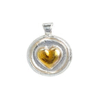 „Goldenes Herz“ – Anhänger aus 925er Silber mit goldfarbenen Akzenten, Symbol für Liebe, Zärtlichkeit und Geborgenheit, Skulpturenschmuck im Boho- und rustikalen Stil | Art Diva