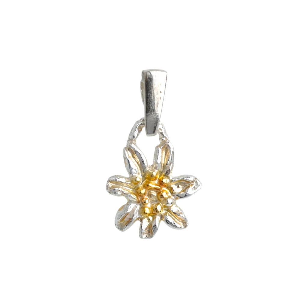 Edelweiß-Anhänger aus 925er Silber mit goldenen Akzenten – handgefertigter Boho-Talisman für reine Liebe und Treue | Skulpturaler Schmuck aus der Kollektion „Glanz“ | Art Diva