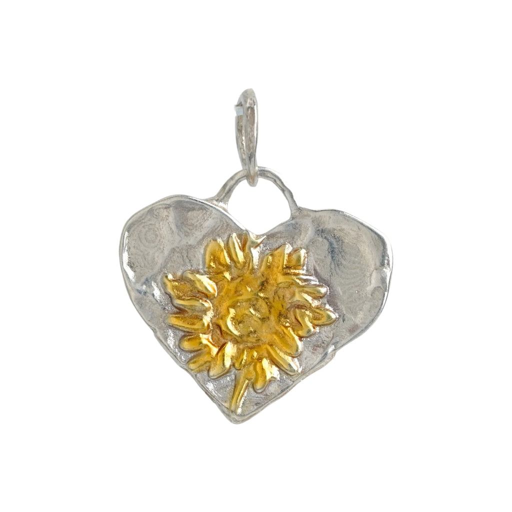 „Herz mit Sonnenblume“-Anhänger aus 925er Silber mit vergoldeten Akzenten – handgefertigter Skulpturenschmuck im Boho- und rustikalen Stil | Art Diva