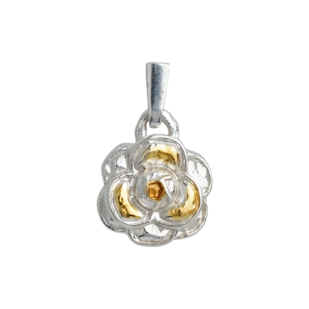 „Kamelie“ – handgefertigter Anhänger aus 925er Silber mit goldfarbenen Akzenten, Talisman für Weiblichkeit, innere Stärke und Schönheit, Skulpturenschmuck im Boho- und rustikalen Stil | Art Diva