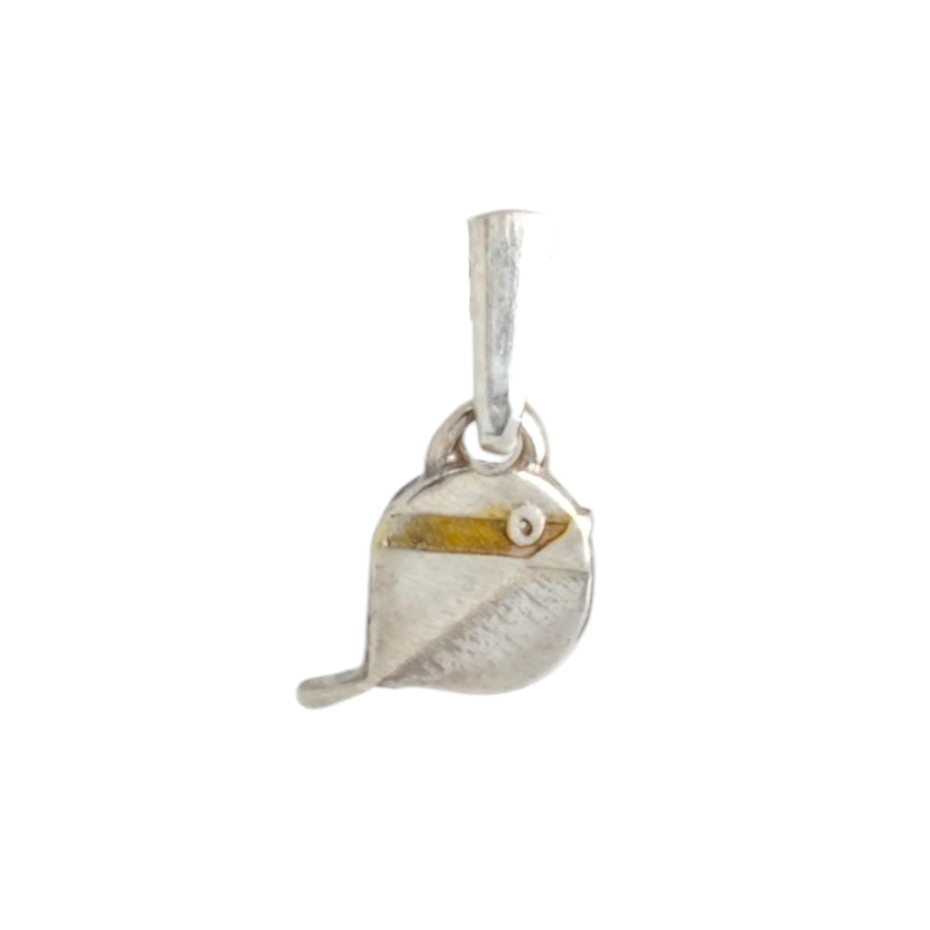 „Spätzchen“ – Anhänger aus 925er Silber mit goldfarbenen Akzenten, Talisman für Freiheit, Leichtigkeit und Wärme, Skulpturenschmuck im Boho- und rustikalen Stil | Art Diva