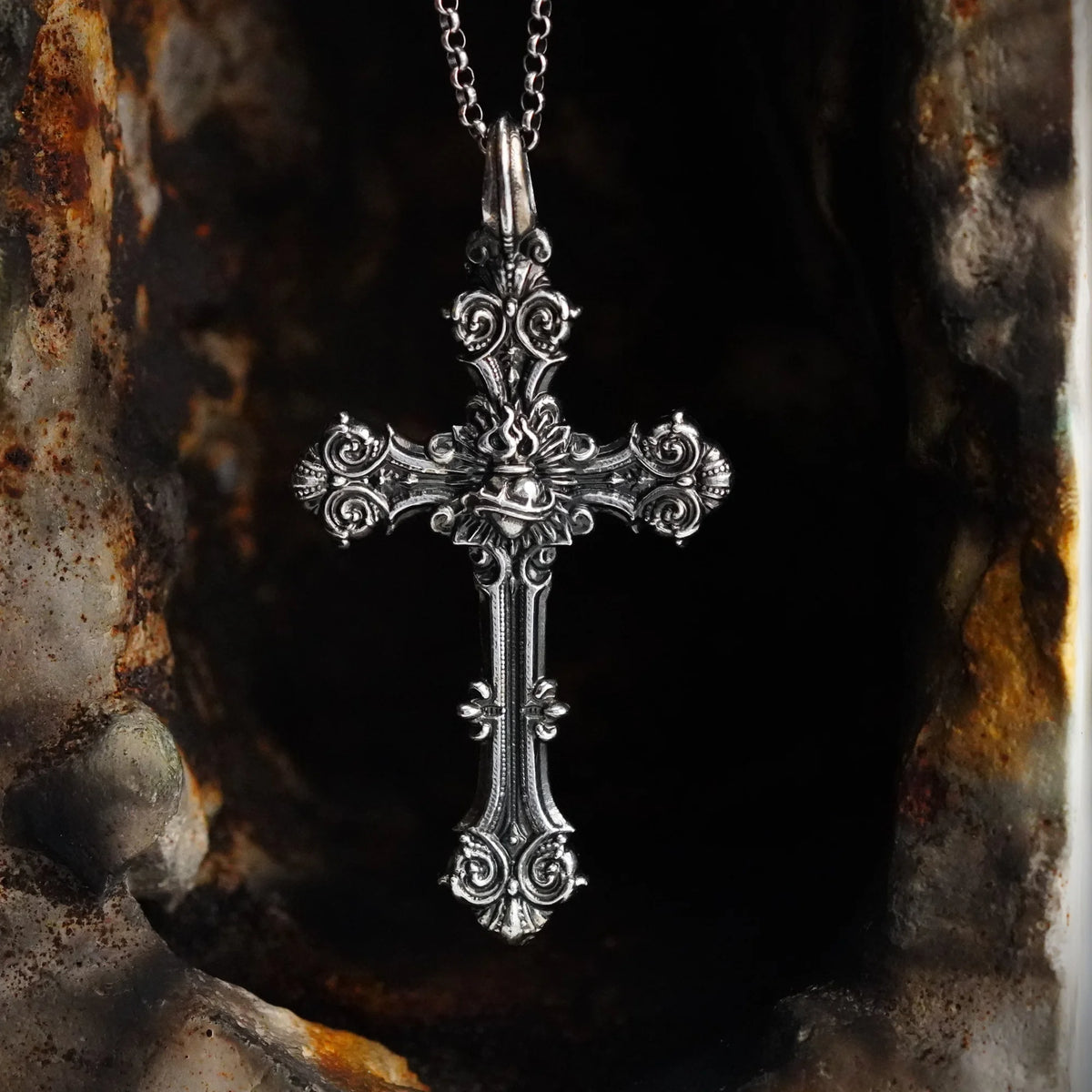 „Ornamentkreuz mit dem Heiligsten Herzen Jesu“-Anhänger aus 925er Silber – oxidierter Skulpturenschmuck | Art Diva
