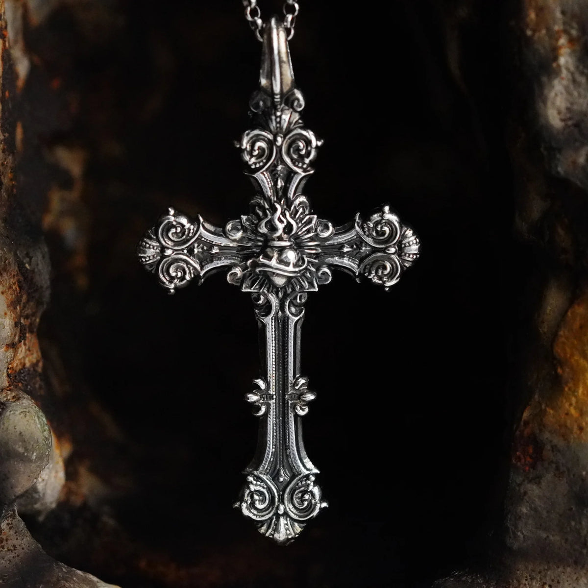 „Ornamentkreuz mit dem Heiligsten Herzen Jesu“-Anhänger aus 925er Silber – oxidierter Skulpturenschmuck | Art Diva