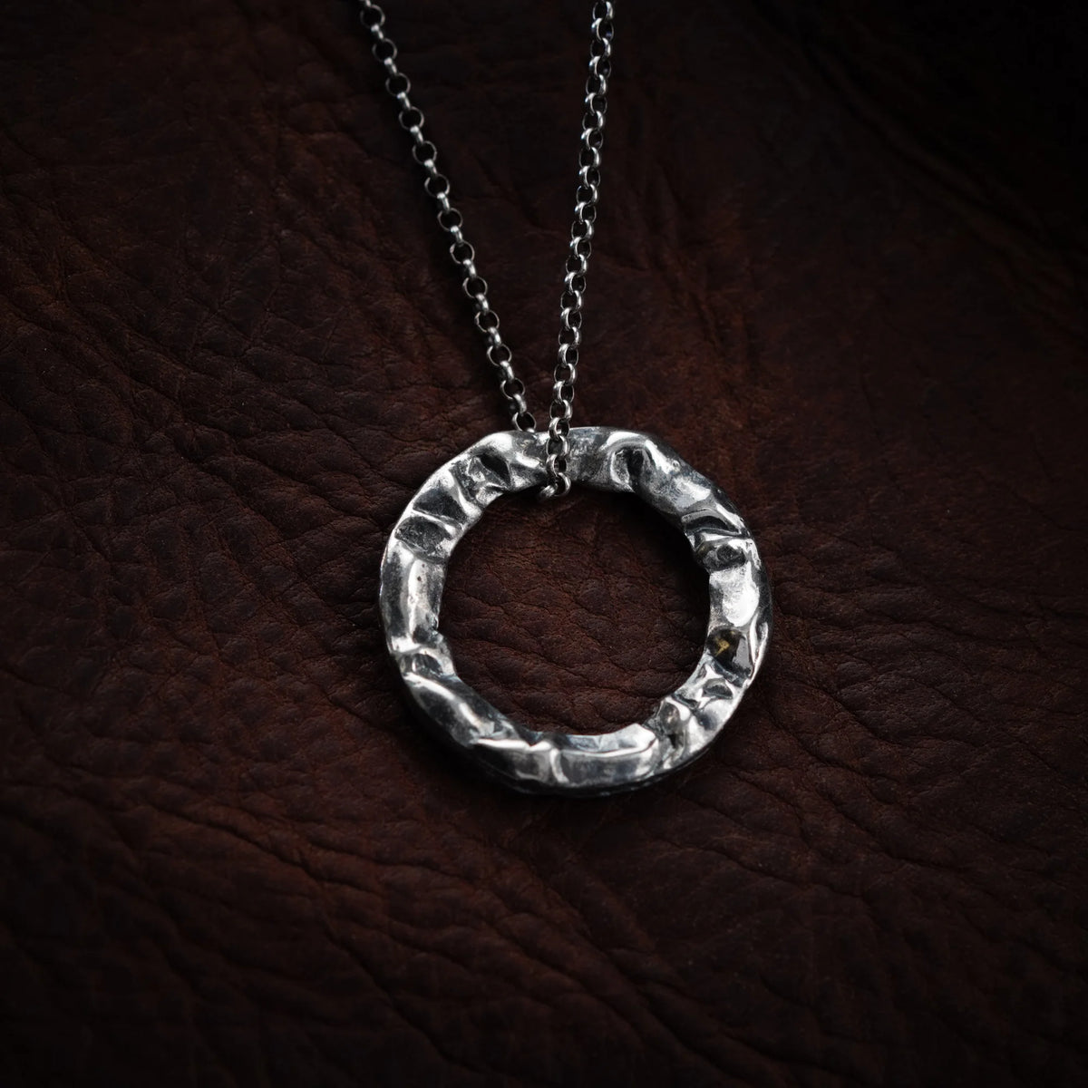 „Kreis“-Anhänger für Herren aus 925er Silber – handgefertigter Talisman für Stärke und Balance, Skulpturenschmuck im Boho- und rustikalen Stil | Art Diva