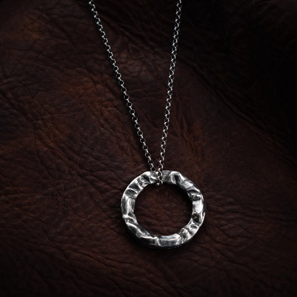 „Kreis“-Anhänger für Herren aus 925er Silber – handgefertigter Talisman für Stärke und Balance, Skulpturenschmuck im Boho- und rustikalen Stil | Art Diva