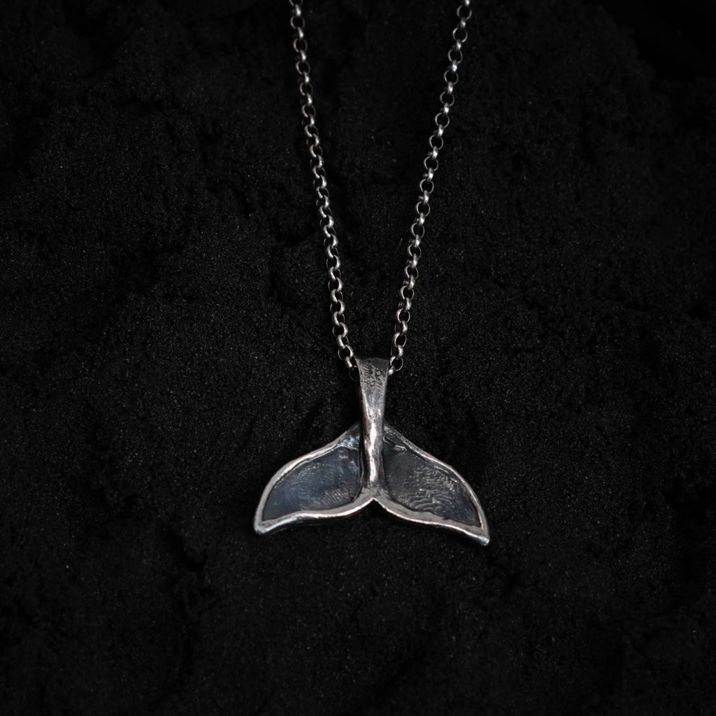 Walflossen-Anhänger für Herren aus 925er Silber – handgefertigter Skulpturenschmuck im Boho- und rustikalen Stil | Art Diva