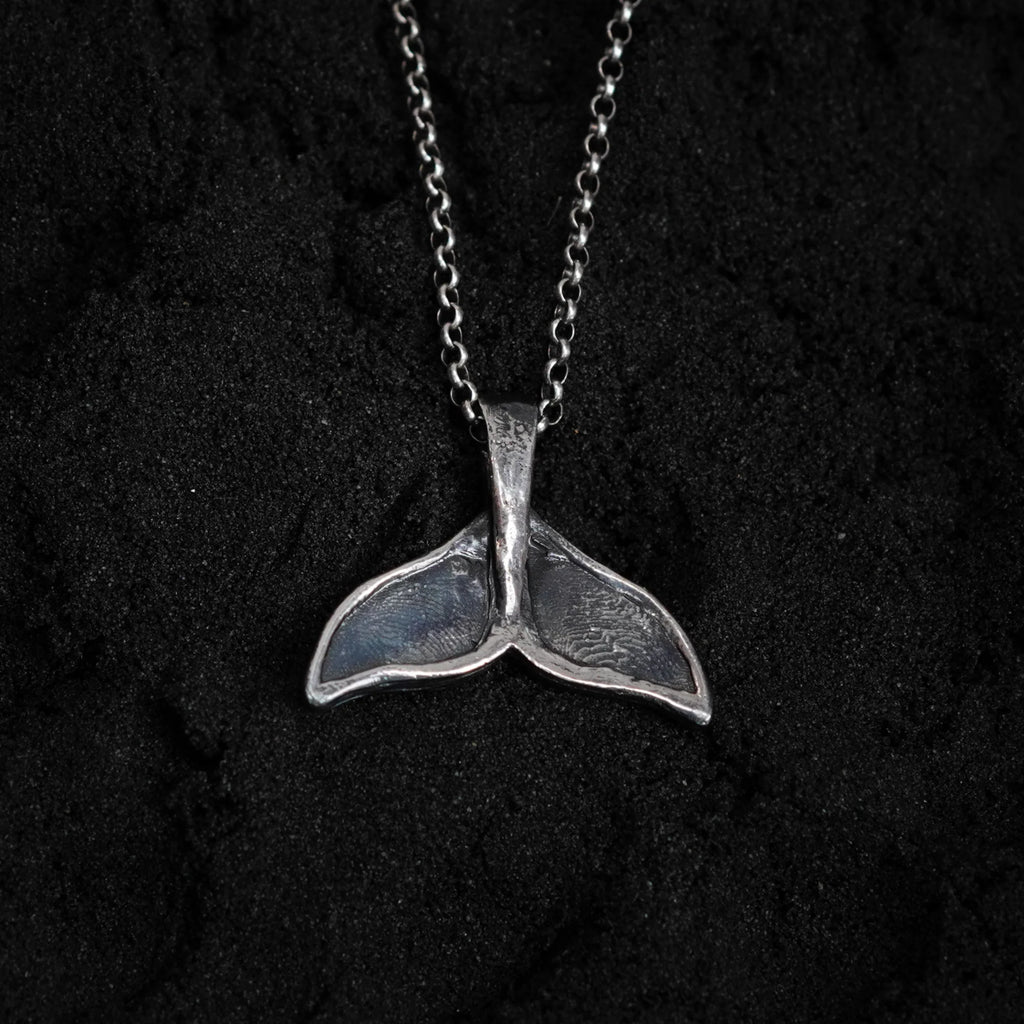 Walflossen-Anhänger für Herren aus 925er Silber – handgefertigter Skulpturenschmuck im Boho- und rustikalen Stil | Art Diva