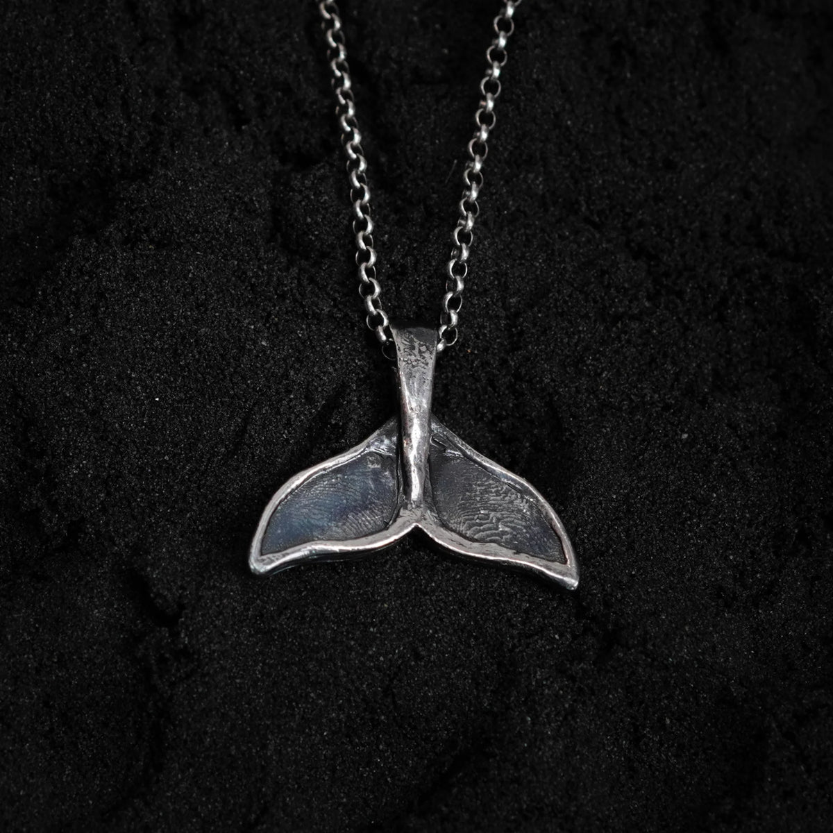 Walflossen-Anhänger für Herren aus 925er Silber – handgefertigter Skulpturenschmuck im Boho- und rustikalen Stil | Art Diva