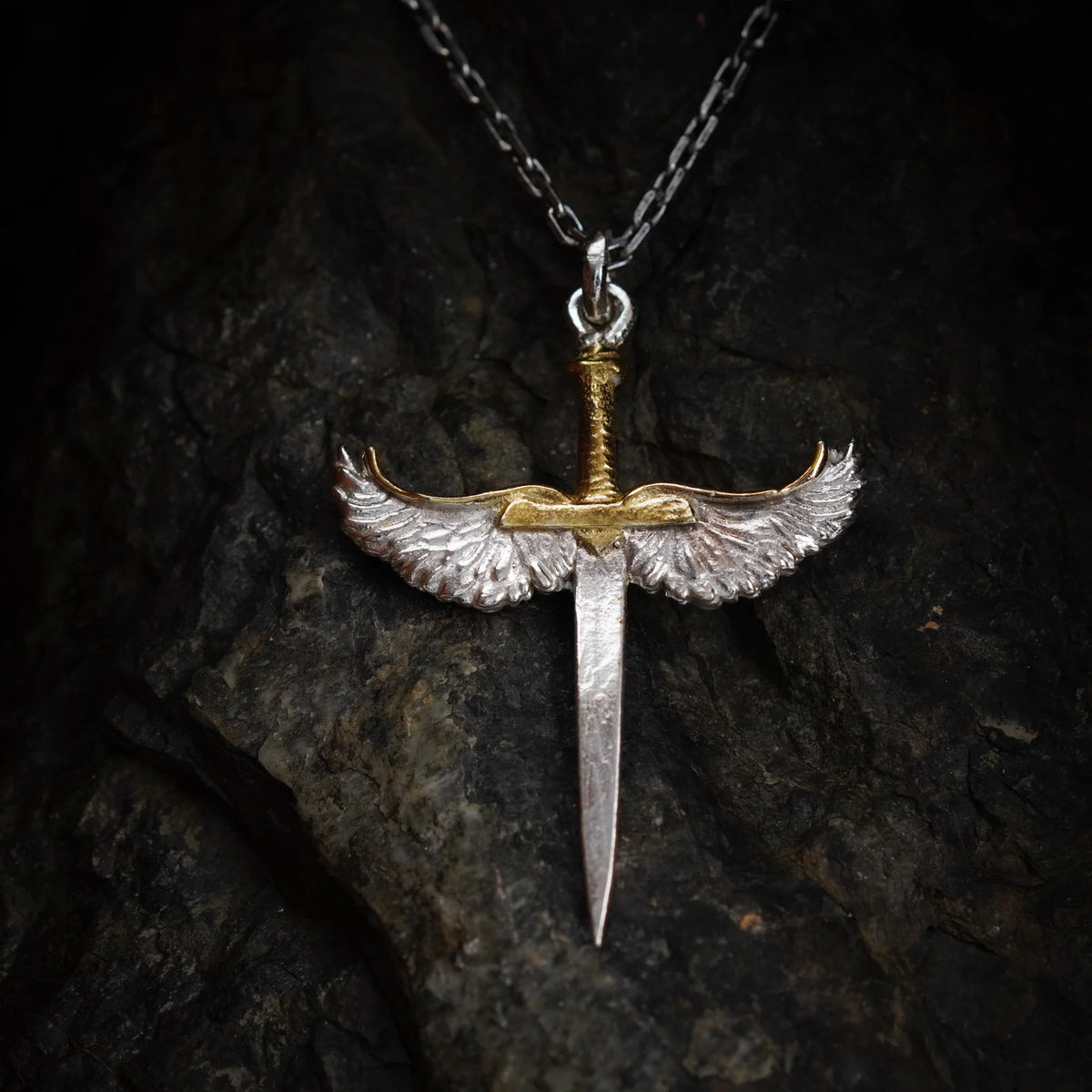 „Schwert mit Engelsflügeln“-Anhänger für Herren aus 925er Silber mit goldfarbenen Akzenten – handgefertigter Talisman für Stärke und Schutz, Skulpturenschmuck im Boho-Stil | Art Diva