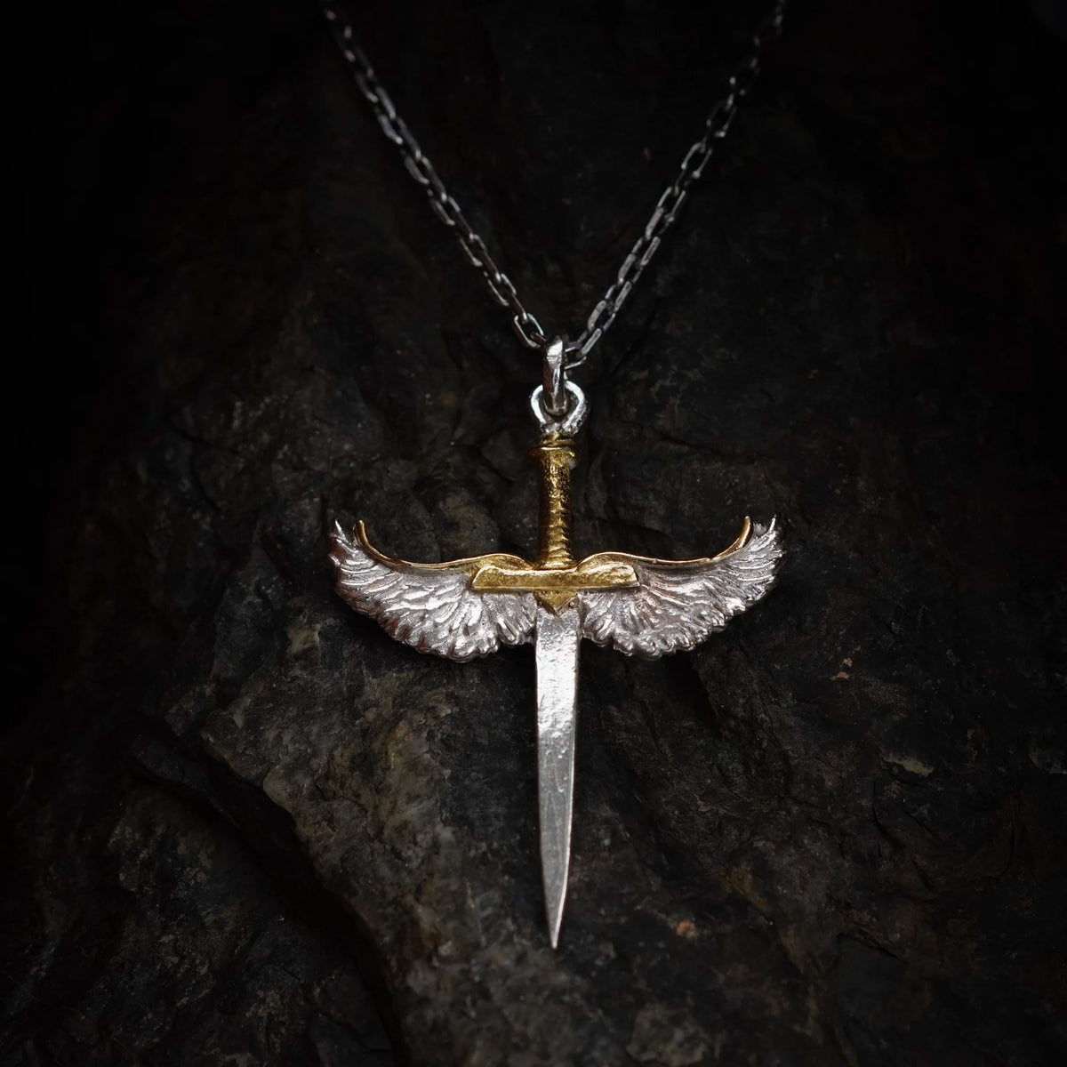 „Schwert mit Engelsflügeln“-Anhänger für Herren aus 925er Silber mit goldfarbenen Akzenten – handgefertigter Talisman für Stärke und Schutz, Skulpturenschmuck im Boho-Stil | Art Diva