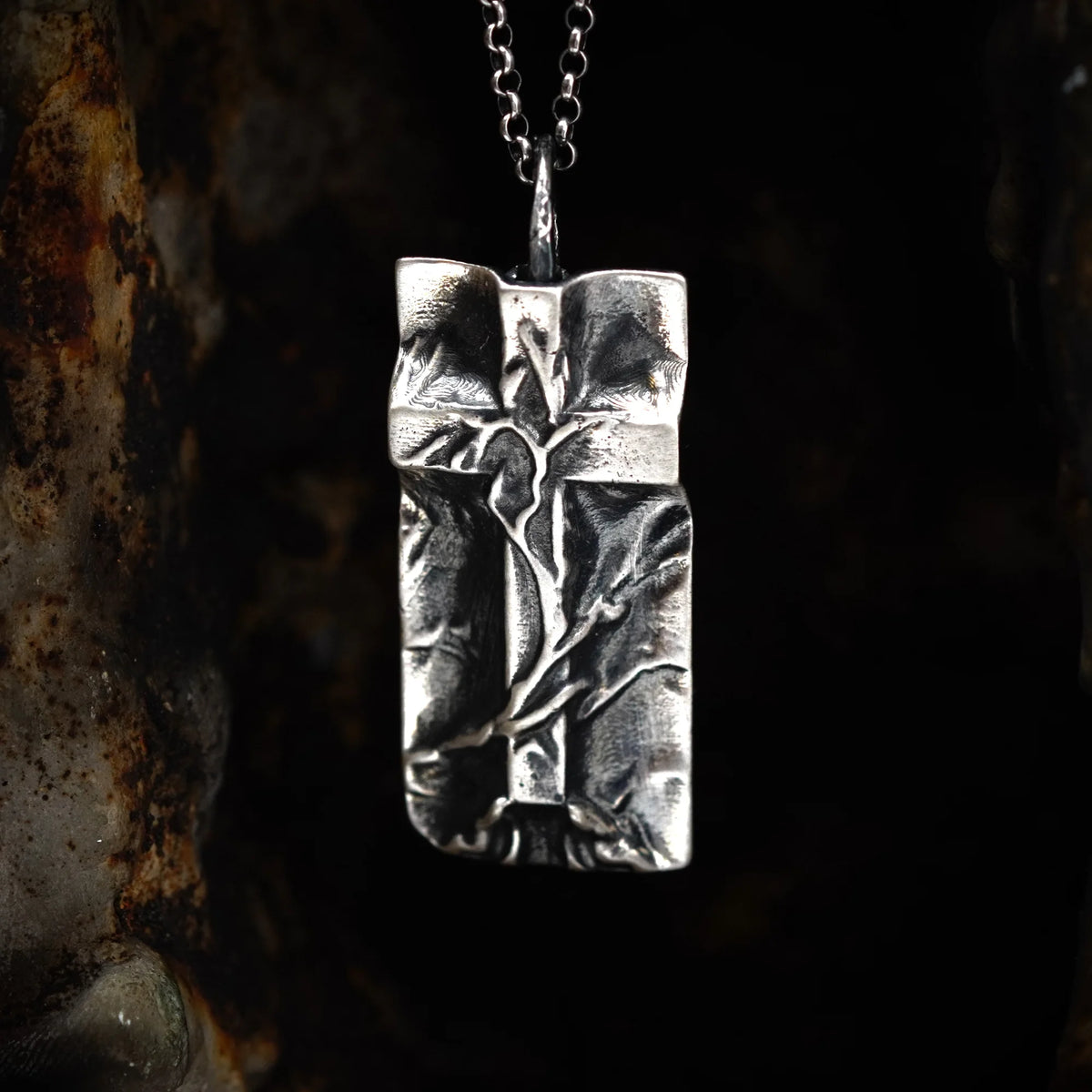 „Grabtuch“-Kreuz-Anhänger für Herren aus 925er Silber – Symbol für Glauben und Schutz, handgefertigter skulpturaler Schmuck im Boho-Rustik-Stil | Art Diva