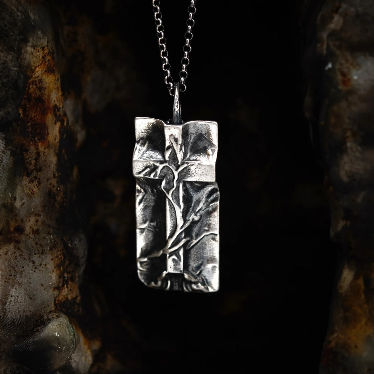 „Grabtuch“-Kreuz-Anhänger für Herren aus 925er Silber – Symbol für Glauben und Schutz, handgefertigter skulpturaler Schmuck im Boho-Rustik-Stil | Art Diva