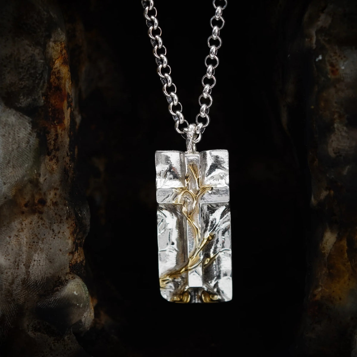 „Grabtuch“-Kreuz-Anhänger für Herren aus 925er Silber mit goldenen Akzenten – Symbol des Glaubens, handgefertigter skulpturaler Schmuck im Boho-Rustik-Stil | Art Diva
