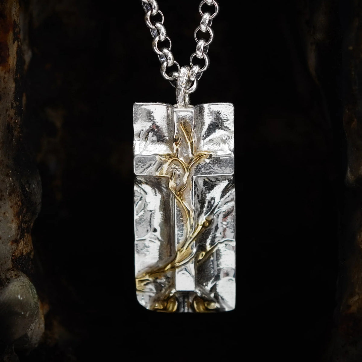 „Grabtuch“-Kreuz-Anhänger für Herren aus 925er Silber mit goldenen Akzenten – Symbol des Glaubens, handgefertigter skulpturaler Schmuck im Boho-Rustik-Stil | Art Diva