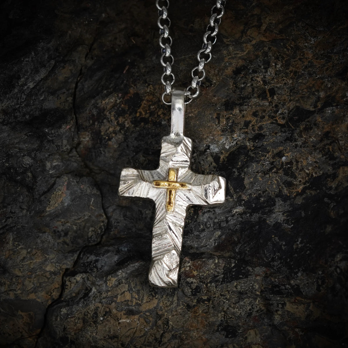 „Reliefkreuz mit goldfarbenen Akzenten“-Anhänger aus 925er Silber – Symbol für Glauben und innere Stärke, Skulpturenschmuck im Boho- und rustikalen Stil | Art Diva