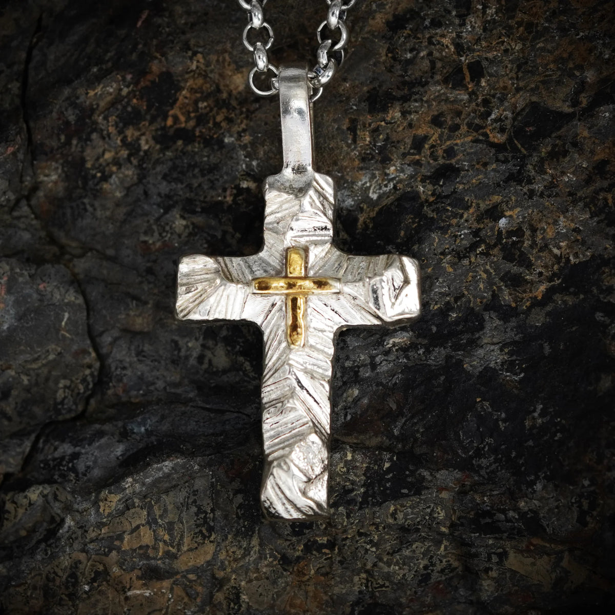 „Reliefkreuz mit goldfarbenen Akzenten“-Anhänger aus 925er Silber – Symbol für Glauben und innere Stärke, Skulpturenschmuck im Boho- und rustikalen Stil | Art Diva