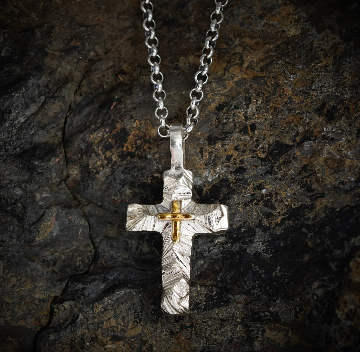 „Reliefkreuz mit goldfarbenen Akzenten“-Anhänger aus 925er Silber – Symbol für Glauben und innere Stärke, Skulpturenschmuck im Boho- und rustikalen Stil | Art Diva