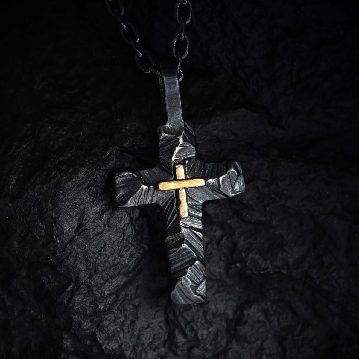 Kreuz-Anhänger mit Relief aus Silber und goldenem Akzent – handgefertigtes Symbol für Glauben und spirituelle Stärke | Art Diva