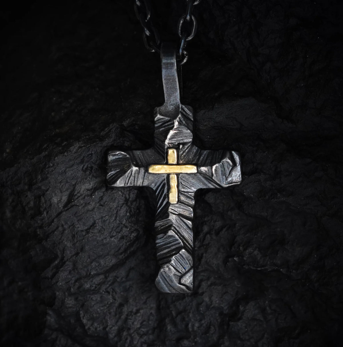 Kreuz-Anhänger mit Relief aus Silber und goldenem Akzent – handgefertigtes Symbol für Glauben und spirituelle Stärke | Art Diva